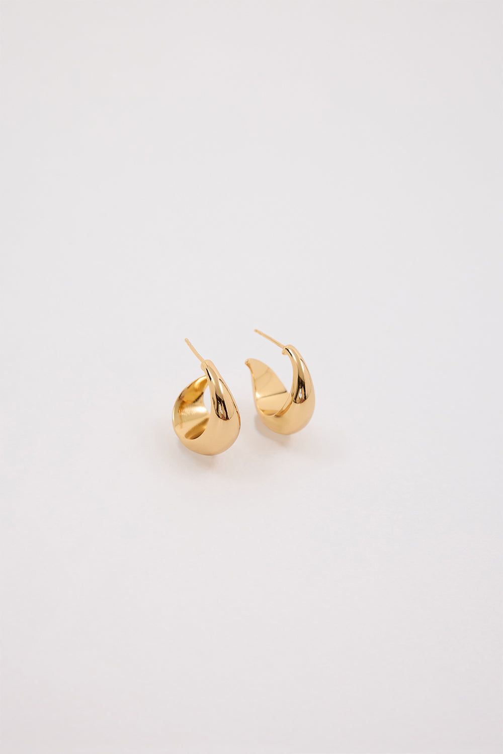 Amber Sceats Gold Twisted Teardrop Hoop Earrings