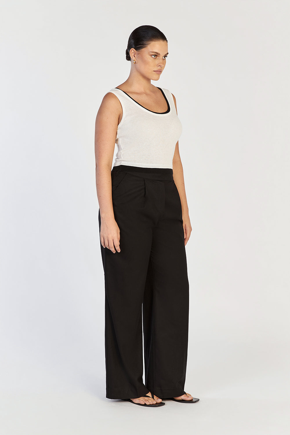 Noel Off White Contrast Knit Tank Top - Relaxed Fit Scoop Neck