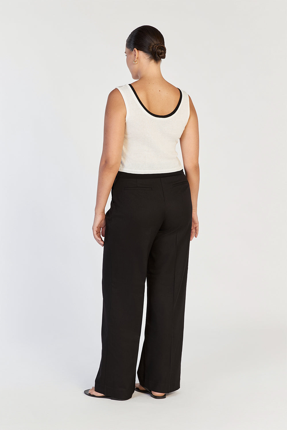 Noel Off White Contrast Knit Tank Top - Relaxed Fit Scoop Neck